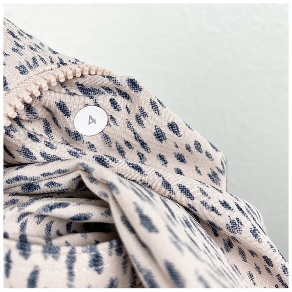 Lululemon Step‎ Lively Crop Dottie Dash Grain Black Pants Size 4 - Picture 10 of 10